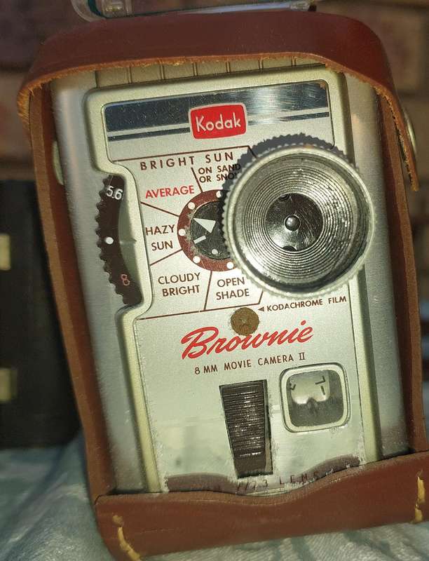A JOBLOT COLLECTION ANTIQUE CAMERAS SOLD AS IS