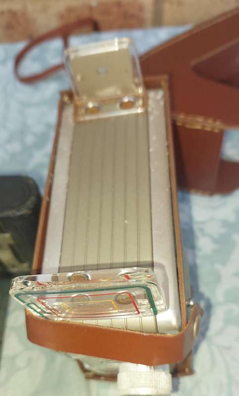 A JOBLOT COLLECTION ANTIQUE CAMERAS SOLD AS IS