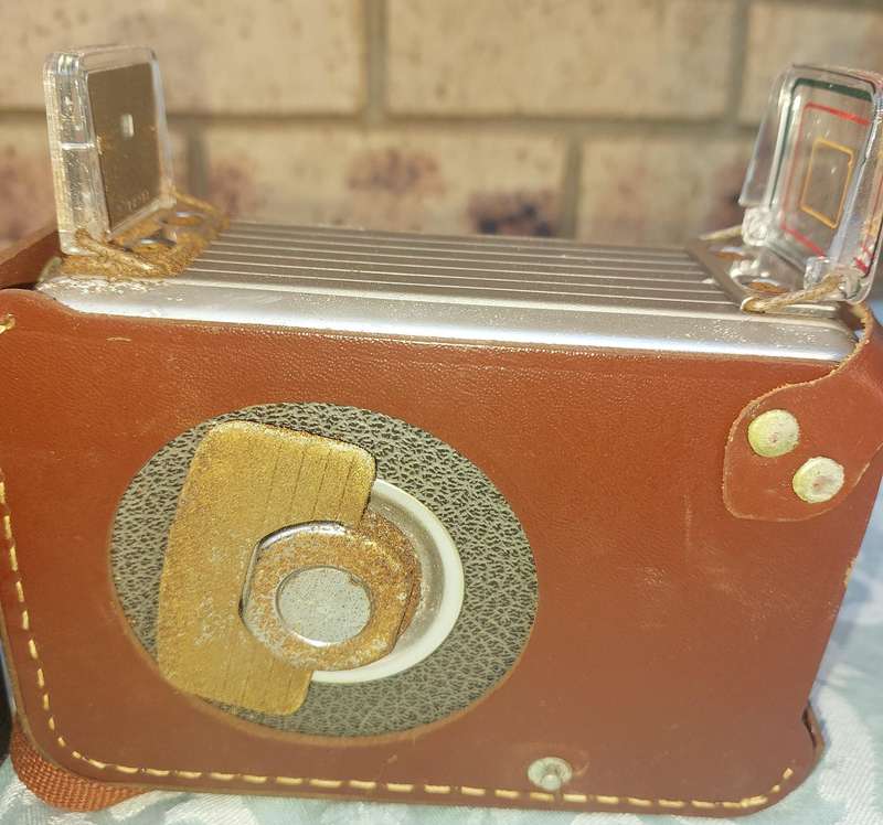 A JOBLOT COLLECTION ANTIQUE CAMERAS SOLD AS IS