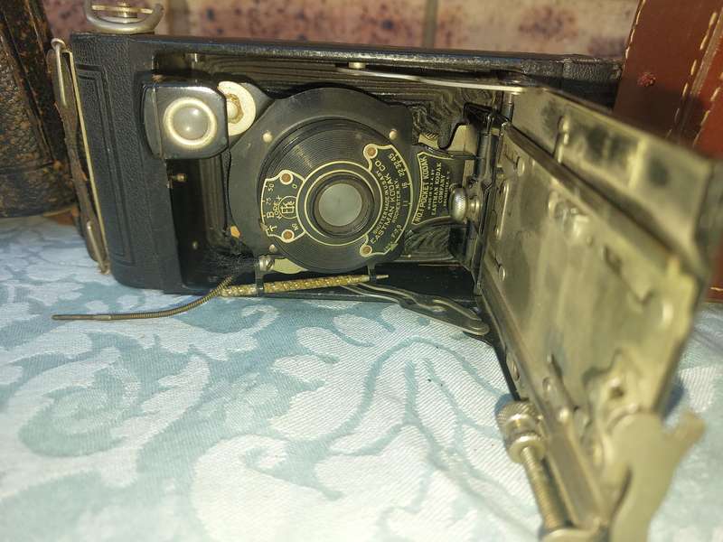 A JOBLOT COLLECTION ANTIQUE CAMERAS SOLD AS IS