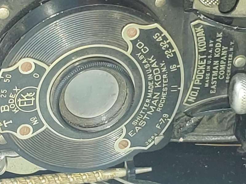 A JOBLOT COLLECTION ANTIQUE CAMERAS SOLD AS IS