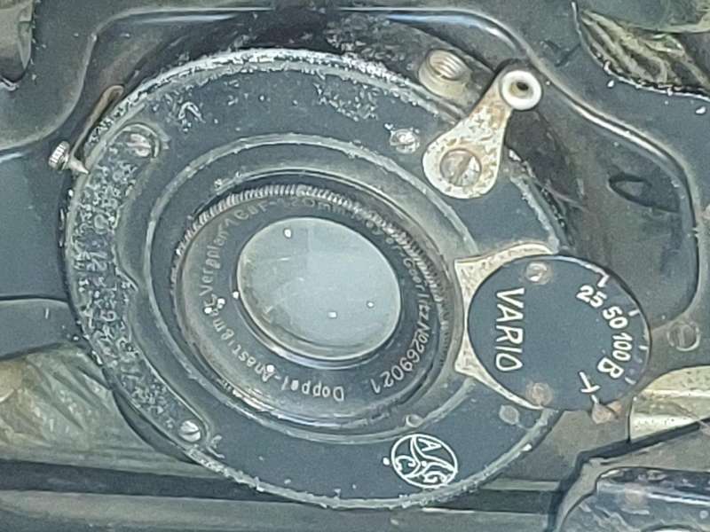 A JOBLOT COLLECTION ANTIQUE CAMERAS SOLD AS IS