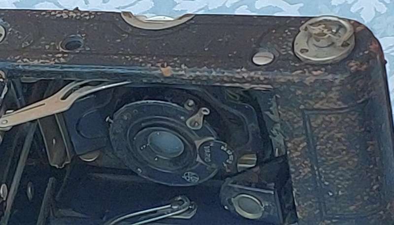 A JOBLOT COLLECTION ANTIQUE CAMERAS SOLD AS IS