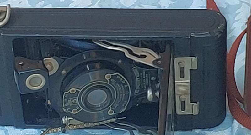A JOBLOT COLLECTION ANTIQUE CAMERAS SOLD AS IS
