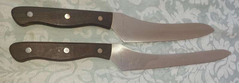 A SET OF HAND MADE JAPANESE CARVING KNIVES SOLD AS IS