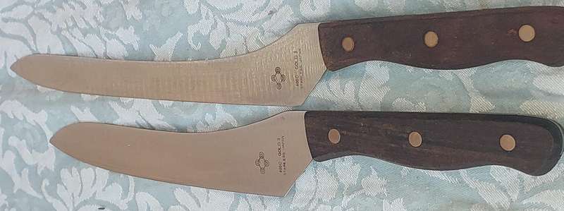 A SET OF HAND MADE JAPANESE CARVING KNIVES SOLD AS IS