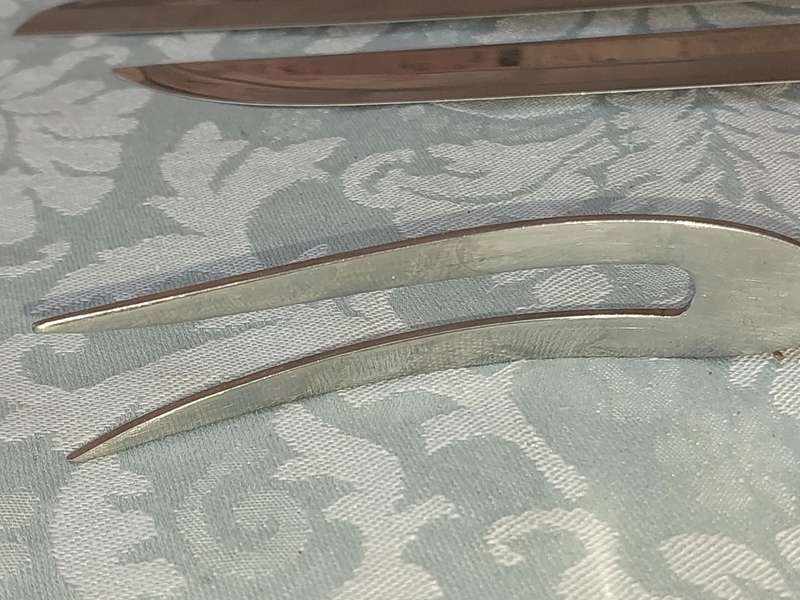 A VINTAGE STAINLESS STEEL CARVING SET SOLD AS IS