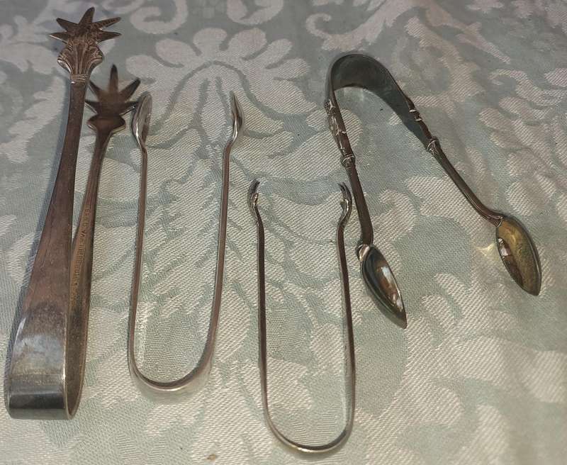A VINTAGE COLLECTION SUGAR EPNS TONGS SOLD AS IS