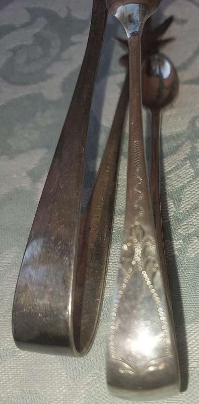 A VINTAGE COLLECTION SUGAR EPNS TONGS SOLD AS IS