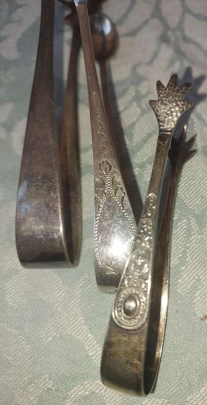 A VINTAGE COLLECTION SUGAR EPNS TONGS SOLD AS IS