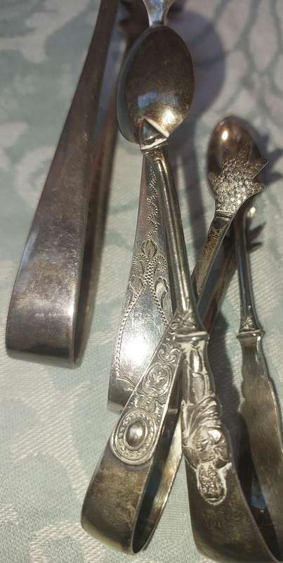 A VINTAGE COLLECTION SUGAR EPNS TONGS SOLD AS IS