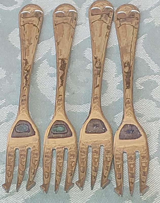 A SET OF 4 CHROME PLATE SHEFFIELD ENGLAND SEAFOOD COCKTAIL FORKS SOLD AS IS