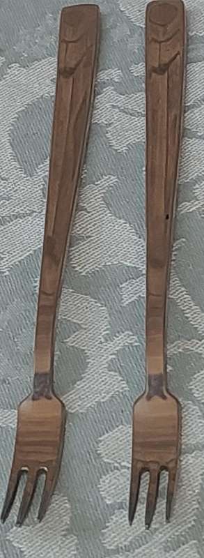 A PAIR OF SEAFOOD APPETISER FORKS SOLD AS IS