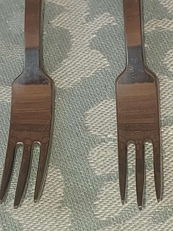 A PAIR OF SEAFOOD APPETISER FORKS SOLD AS IS