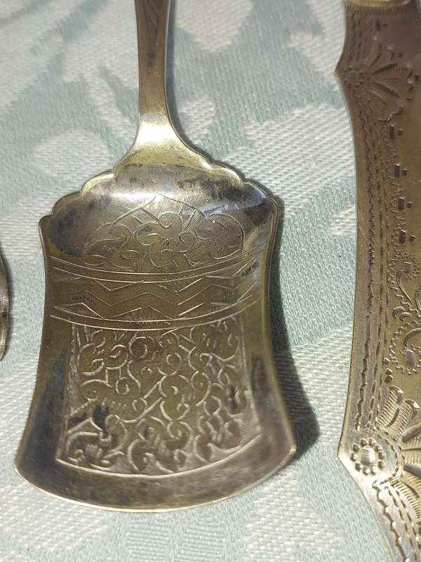 A COLLECTION OF VINTAGE EPNS CUTLERY WITH MOTHER OF PEARL HANDLES