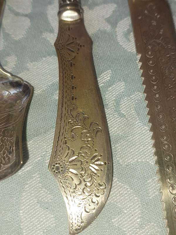 A COLLECTION OF VINTAGE EPNS CUTLERY WITH MOTHER OF PEARL HANDLES