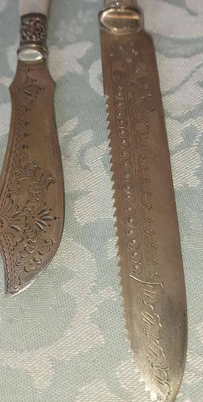 A COLLECTION OF VINTAGE EPNS CUTLERY WITH MOTHER OF PEARL HANDLES