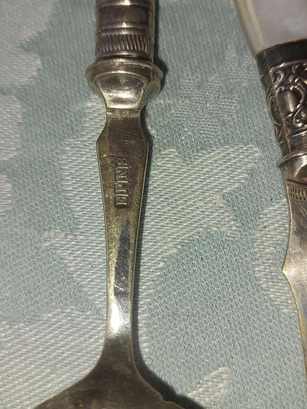 A COLLECTION OF VINTAGE EPNS CUTLERY WITH MOTHER OF PEARL HANDLES