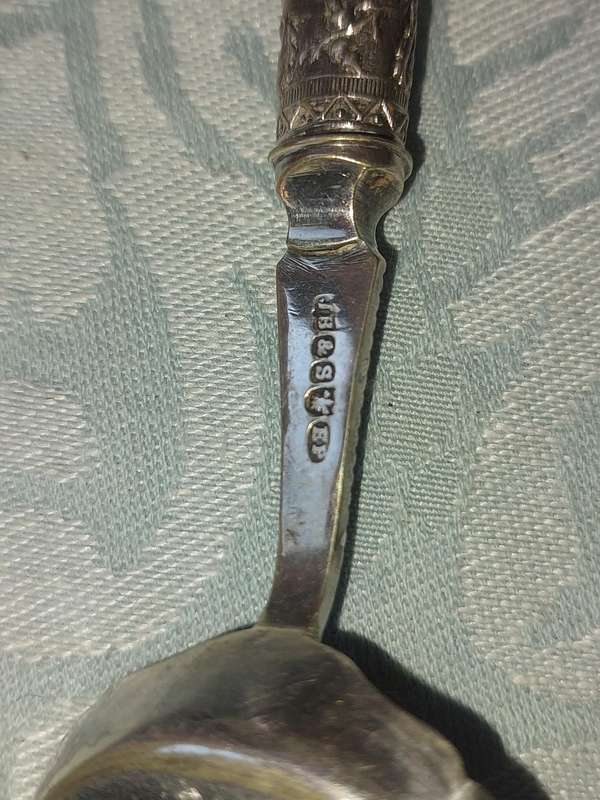 A COLLECTION OF VINTAGE EPNS CUTLERY WITH MOTHER OF PEARL HANDLES