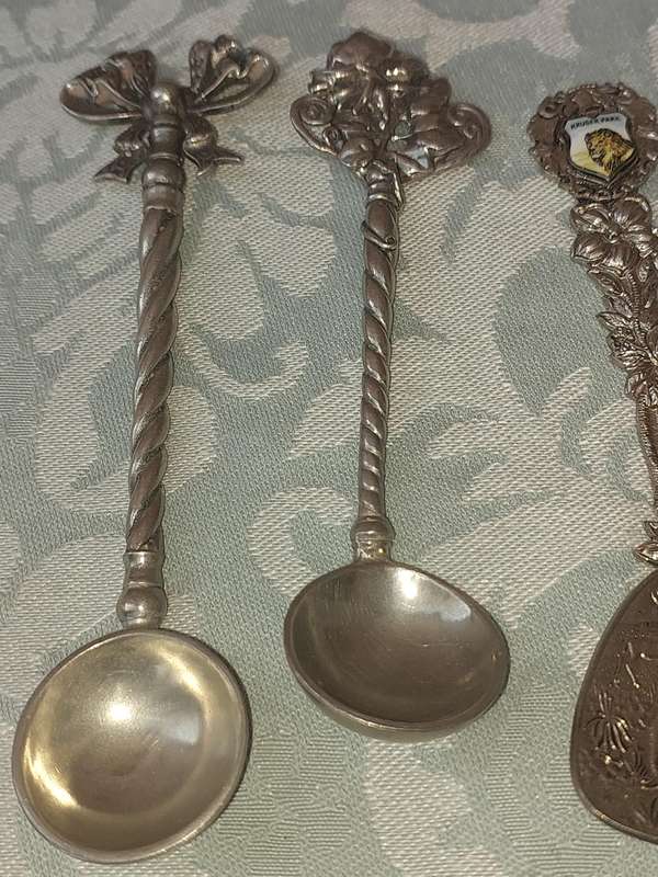 A COLLECTION OF CUTLERY WITH PEWTEL HANDLES SOLD AS IS