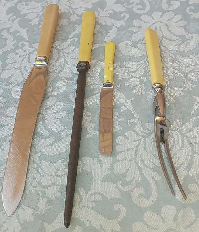 A COLLECTION OF VINTAGE AND ANTIQUE BONE HANDLED CUTLERY