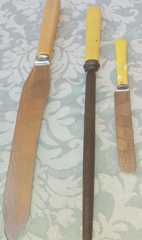 A COLLECTION OF VINTAGE AND ANTIQUE BONE HANDLED CUTLERY