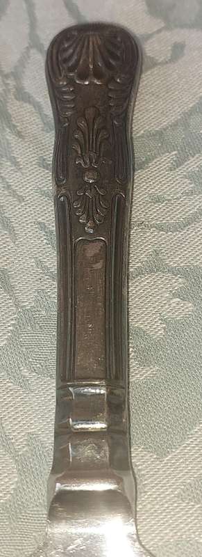 A VINTAGE CAKE CUTTER WITH SILVER HANDLE SOLD AS IS
