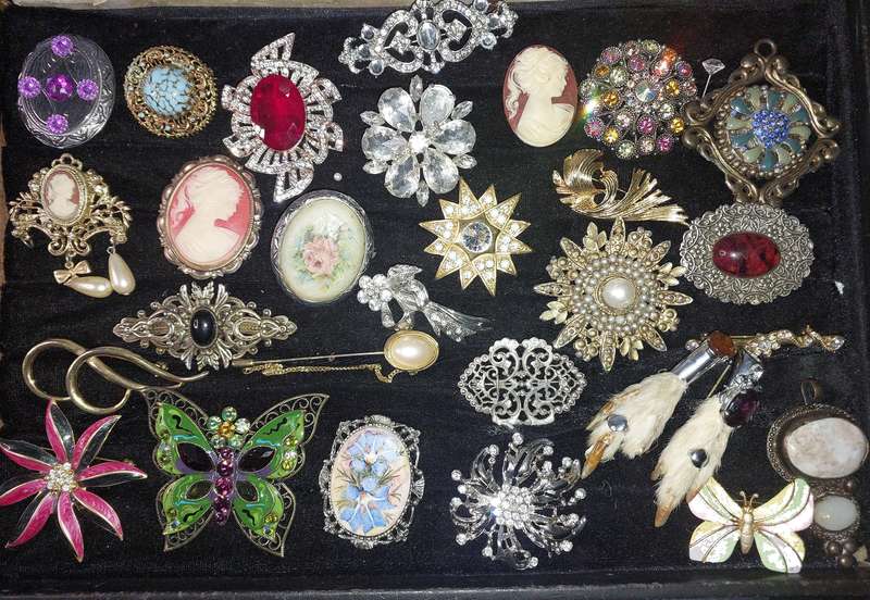 A COLLECTION OF ANTIQUE BROOCHES SOLD AS IS