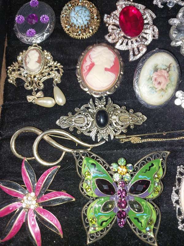 A COLLECTION OF ANTIQUE BROOCHES SOLD AS IS