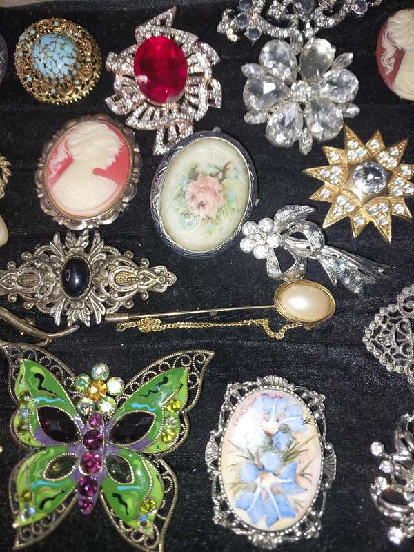 A COLLECTION OF ANTIQUE BROOCHES SOLD AS IS