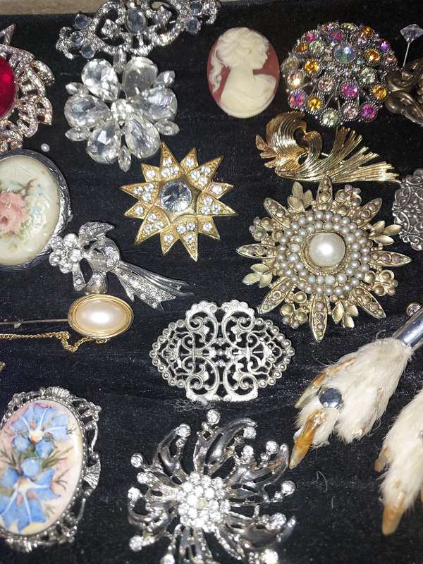 A COLLECTION OF ANTIQUE BROOCHES SOLD AS IS
