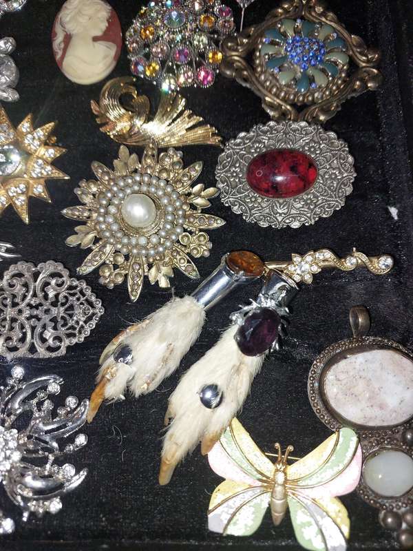 A COLLECTION OF ANTIQUE BROOCHES SOLD AS IS
