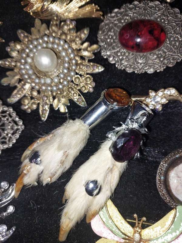 A COLLECTION OF ANTIQUE BROOCHES SOLD AS IS