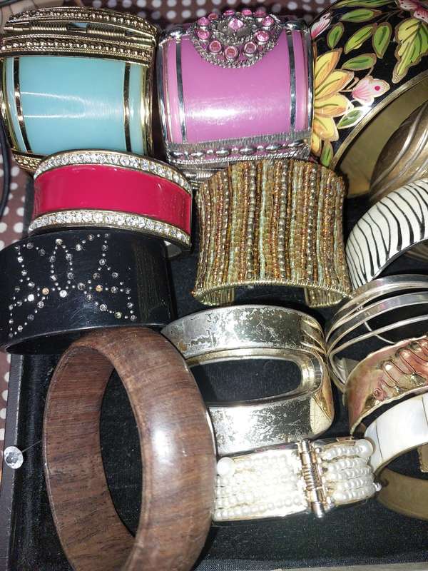 A VINTAGE COLLECTION OF BRACELETS SOLD AS IS