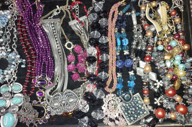 A VINTAGE JOBLOT COSTUME NECKLACES SOLD AS IS