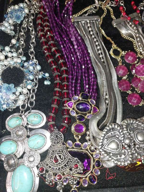 A VINTAGE JOBLOT COSTUME NECKLACES SOLD AS IS