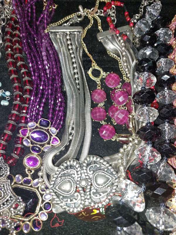 A VINTAGE JOBLOT COSTUME NECKLACES SOLD AS IS