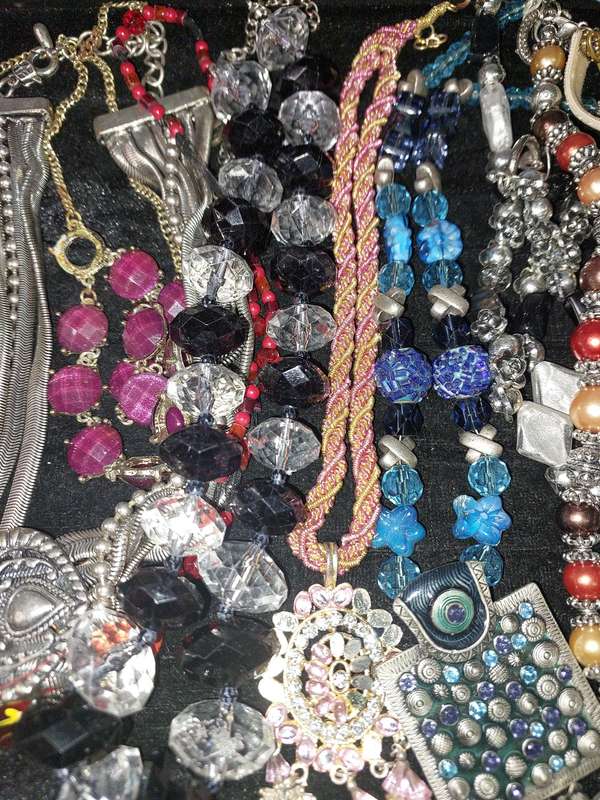 A VINTAGE JOBLOT COSTUME NECKLACES SOLD AS IS