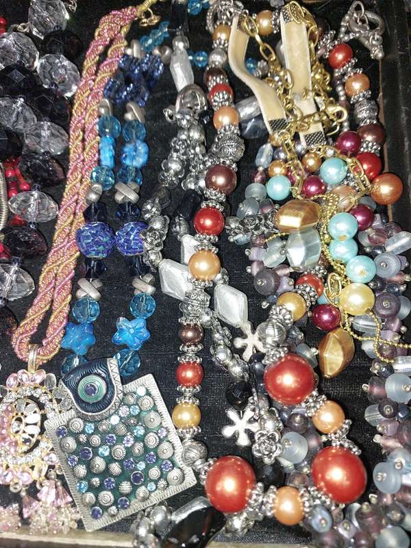A VINTAGE JOBLOT COSTUME NECKLACES SOLD AS IS
