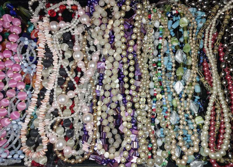 A VINTAGE JOBLOT COSTUME NECKLACES SOLD AS IS