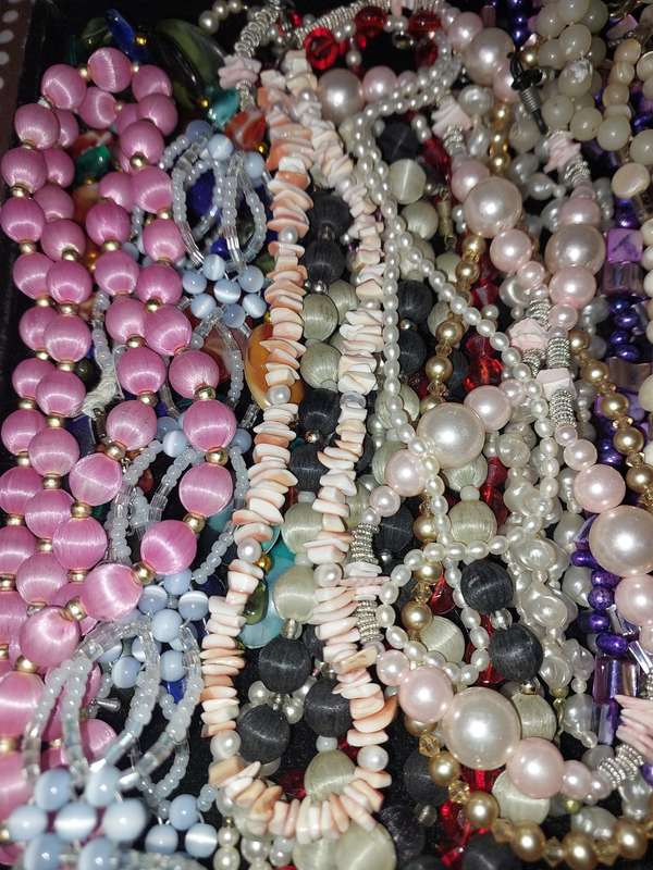 A VINTAGE JOBLOT COSTUME NECKLACES SOLD AS IS