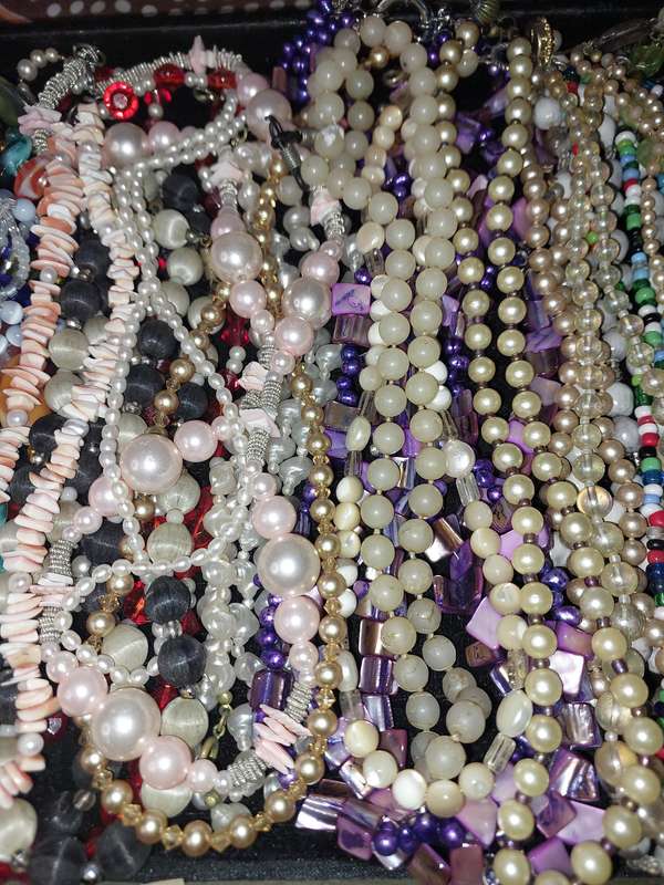 A VINTAGE JOBLOT COSTUME NECKLACES SOLD AS IS
