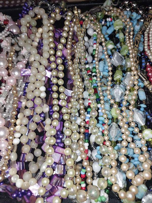 A VINTAGE JOBLOT COSTUME NECKLACES SOLD AS IS