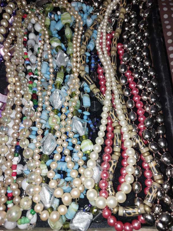 A VINTAGE JOBLOT COSTUME NECKLACES SOLD AS IS
