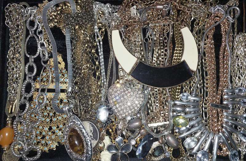 A JOBLOT GOLD PLATED AND SILVER PLATED COSTUME NECKLACES SOLD AS IS