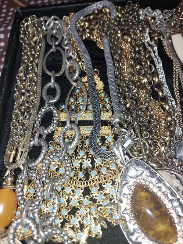 A JOBLOT GOLD PLATED AND SILVER PLATED COSTUME NECKLACES SOLD AS IS