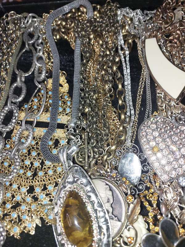 A JOBLOT GOLD PLATED AND SILVER PLATED COSTUME NECKLACES SOLD AS IS