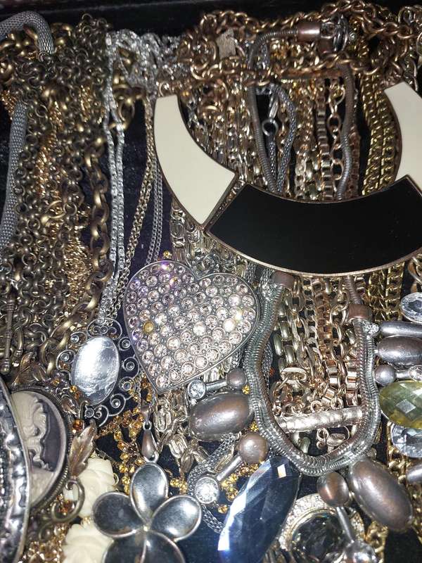 A JOBLOT GOLD PLATED AND SILVER PLATED COSTUME NECKLACES SOLD AS IS
