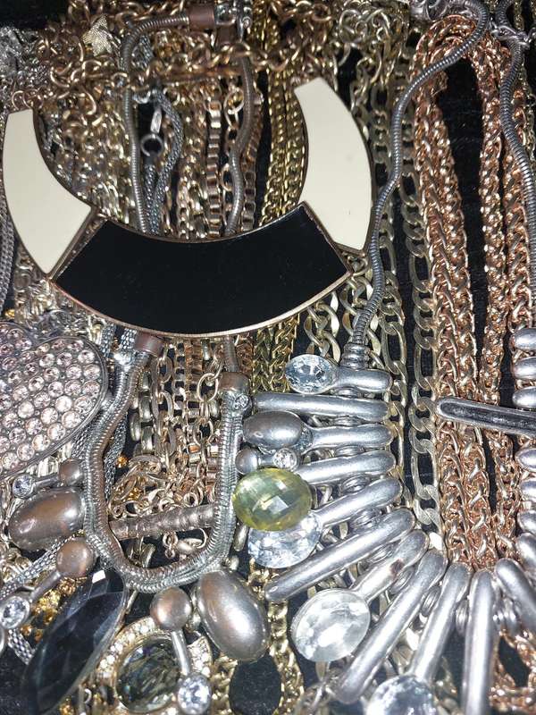 A JOBLOT GOLD PLATED AND SILVER PLATED COSTUME NECKLACES SOLD AS IS