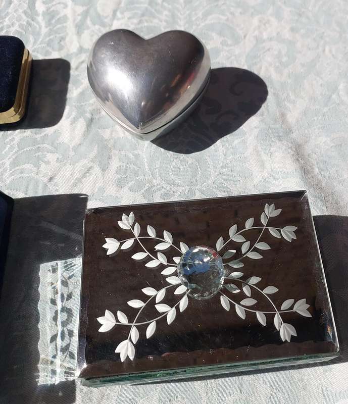 A COLLECTION OF VINTAGE JEWELRY BOXES SOLD AS IS